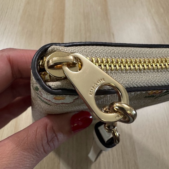 Coach CH360 Women's Light Khaki Signature Ditzy Long Zip Around Wallet NWT - Picture 11 of 13